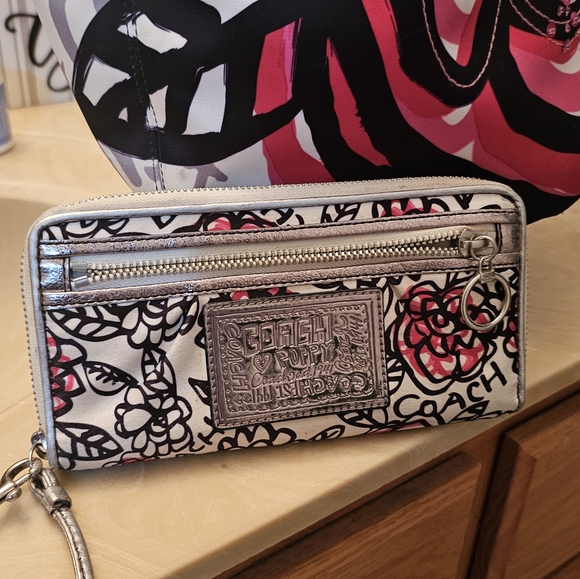 COACH "POPPY" LRG  BAG/WALLET - Picture 3 of 11